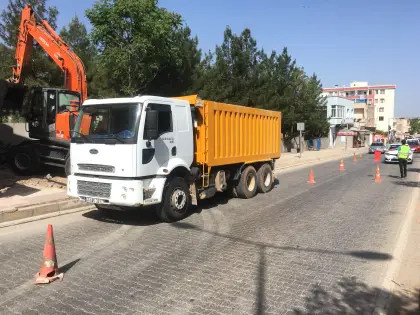 Hafriyat kamyonu yükleniyor